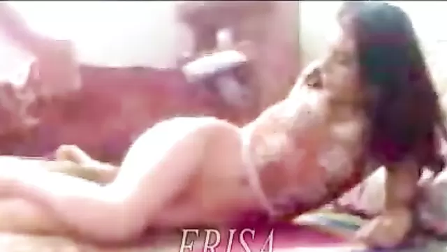 Красивая узбекская телка трахается в белье